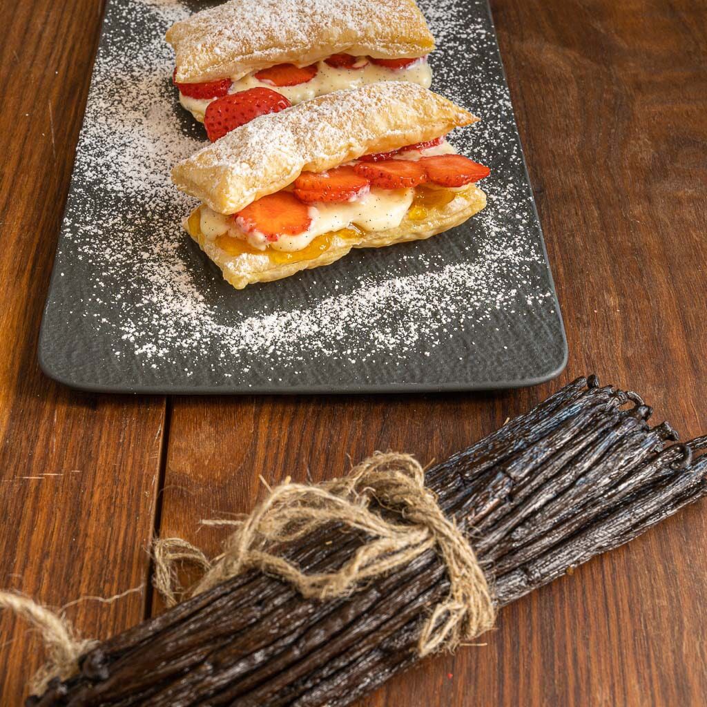 Feuilleté crème pâtissière, vanille, confiture de mangue, fraises • Spyceez