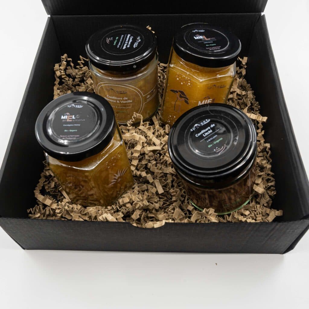 une autre vue des pots de miel et de confiture du coffret petit dej